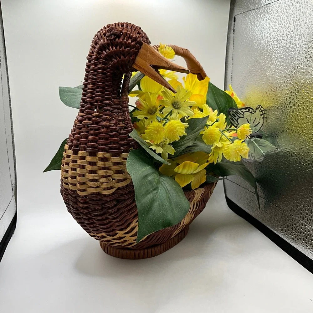 Woven Duck Basket Yellow Floral Arrangement Cottagecore‎ Grannycore